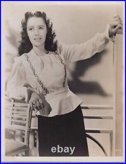 Elizabeth Taylor (1950s)? Hollywood beauty Stylish Pose Vintage Photo K 159