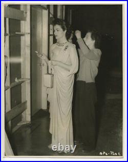 MARGARET LOCKWOOD Candid On Set Elegant 1948 ORIGINAL Glamour Photo J2589